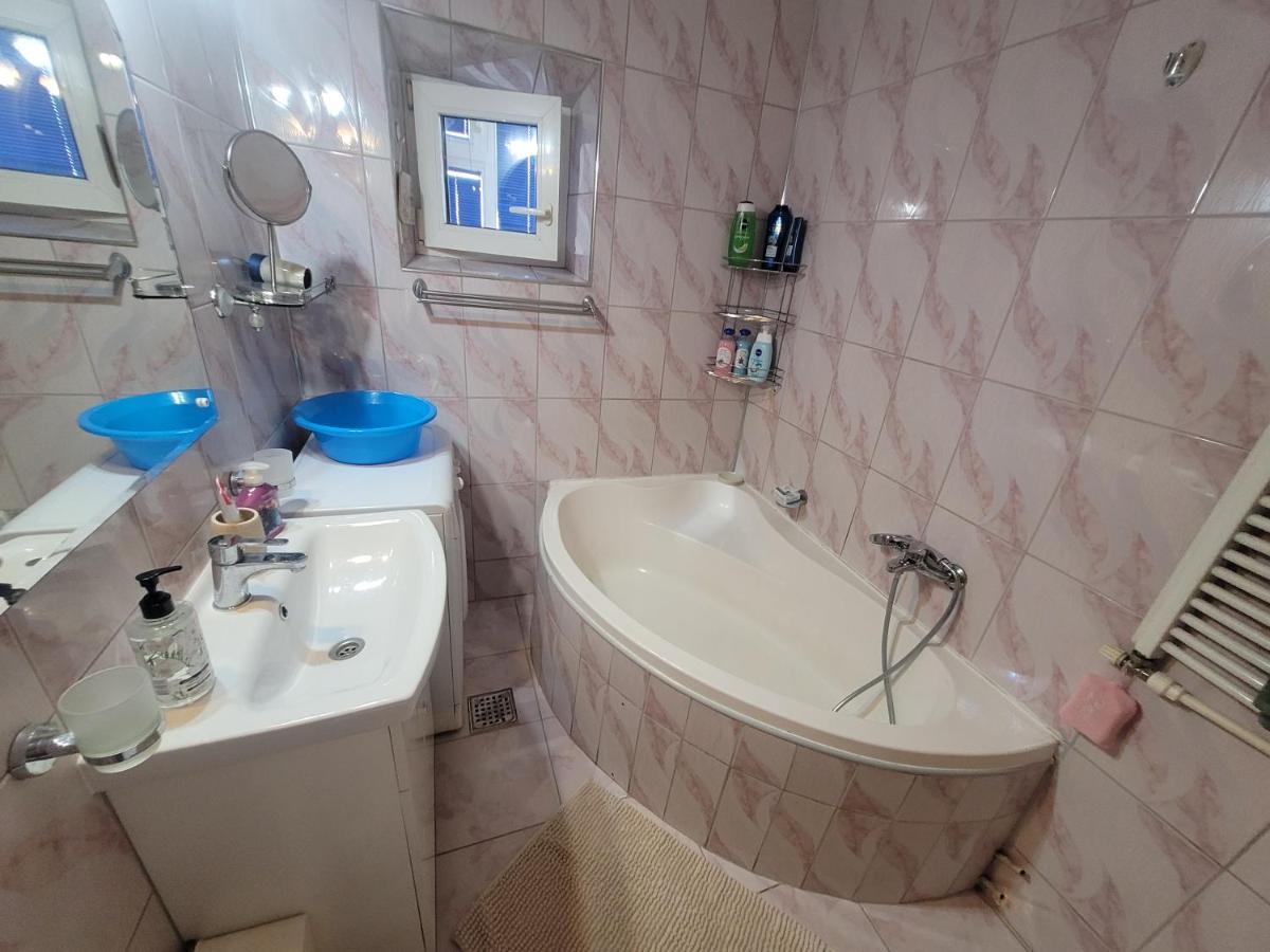 Appartement Quiet, Relaxing, Family Friendly à Bucarest Extérieur photo